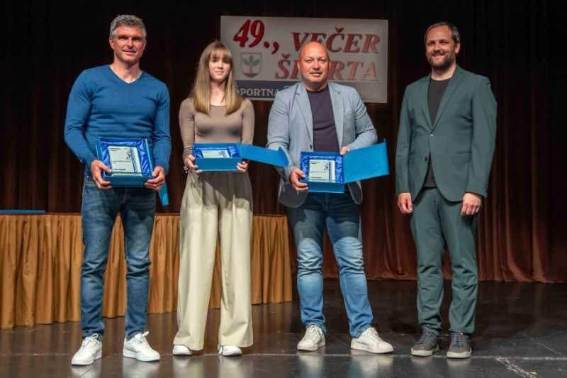 Ekipa RK Dol TKI Hrastnik in prejemniki priznanj na Večeru &scaron;porta 2025 v Hrastniku.